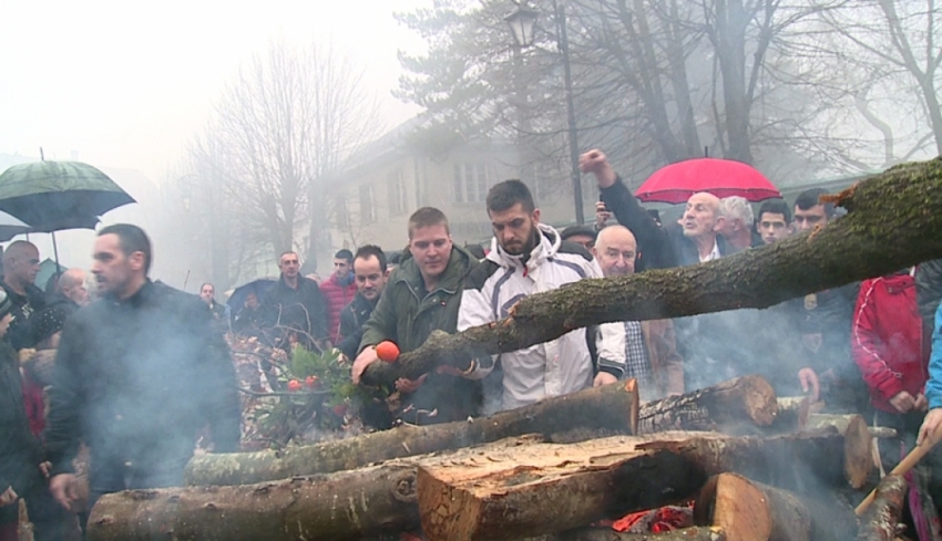 VIDEO – Standardno: Amfilohije i Mihailo odvojeno naložili badnjake