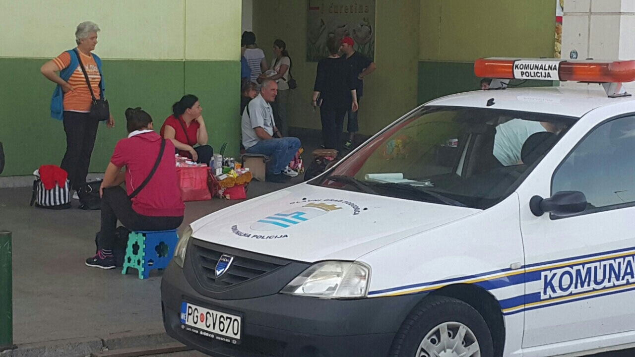 Prodavci cigareta se potukli sa komunalnim policajcima ispred Gintaša: Ima povrijeđenih