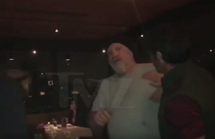 VIDEO – Šamari, pa batine: Harvi Vajnstin napadnut usred restorana