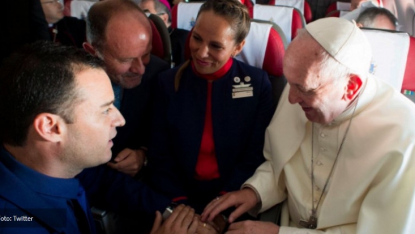 Papa Franjo vjenčao stjuarda i stjuardesu u avionu