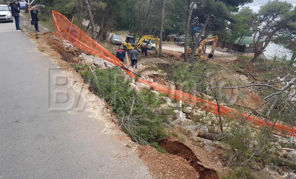 Bar: Pokrenulo se klizište i srušilo bor