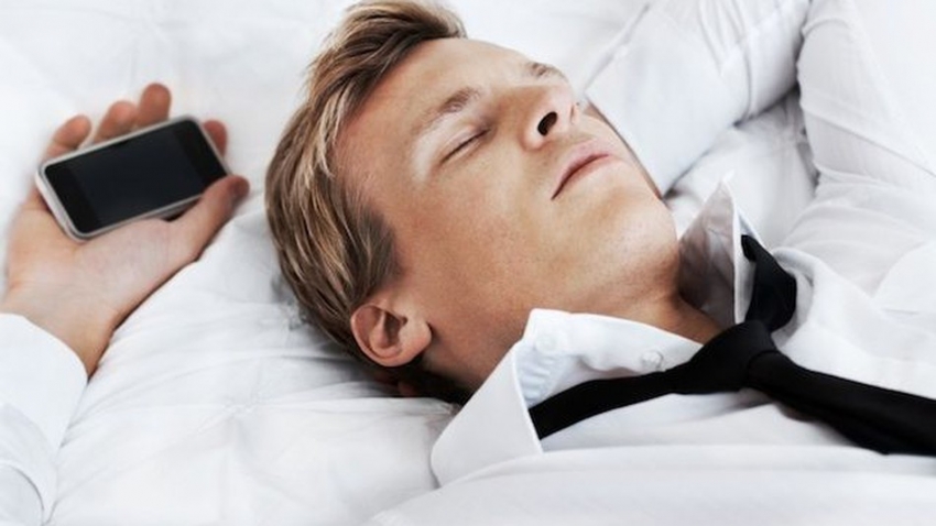 Zašto ne smijete držati telefon u krevetu dok spavate?