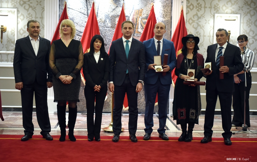 Šehović uručio nagrade „Oktoih”: Dajte učenicima najbolje, da imaju šta da pamte