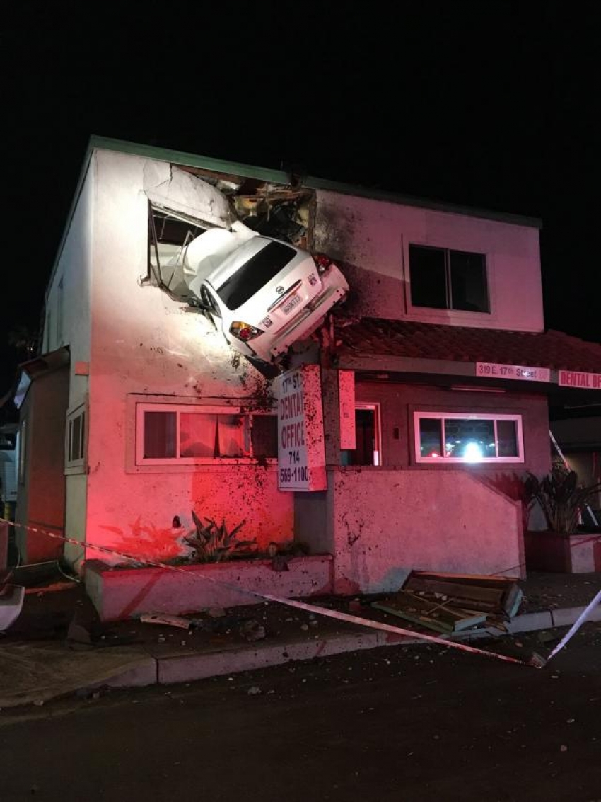 FOTO: Drogirani vozač “poletio” automobilom na drugi sprat!