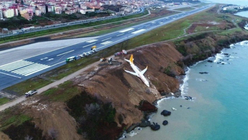 Avion prilikom slijetanja zamalo završio u Crnom moru