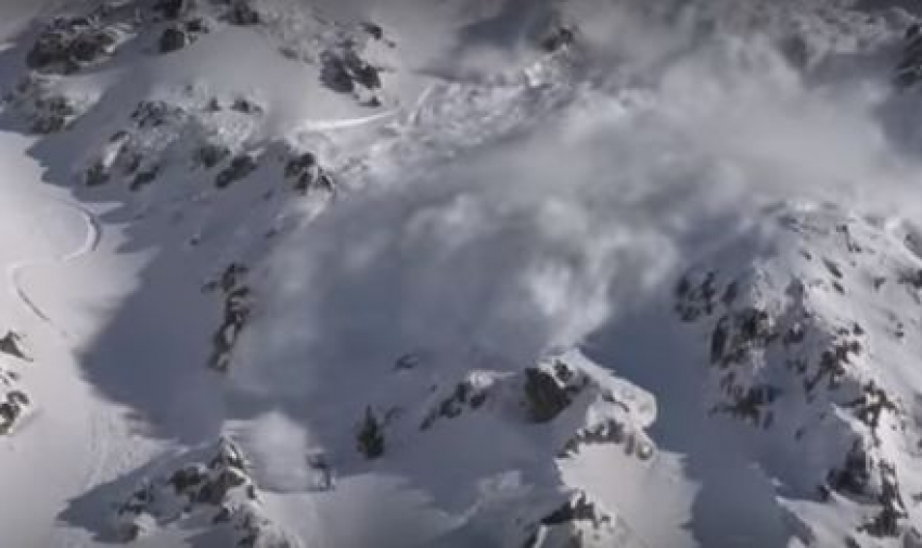 VIDEO – Trka života: Snouborder u trci sa lavinom