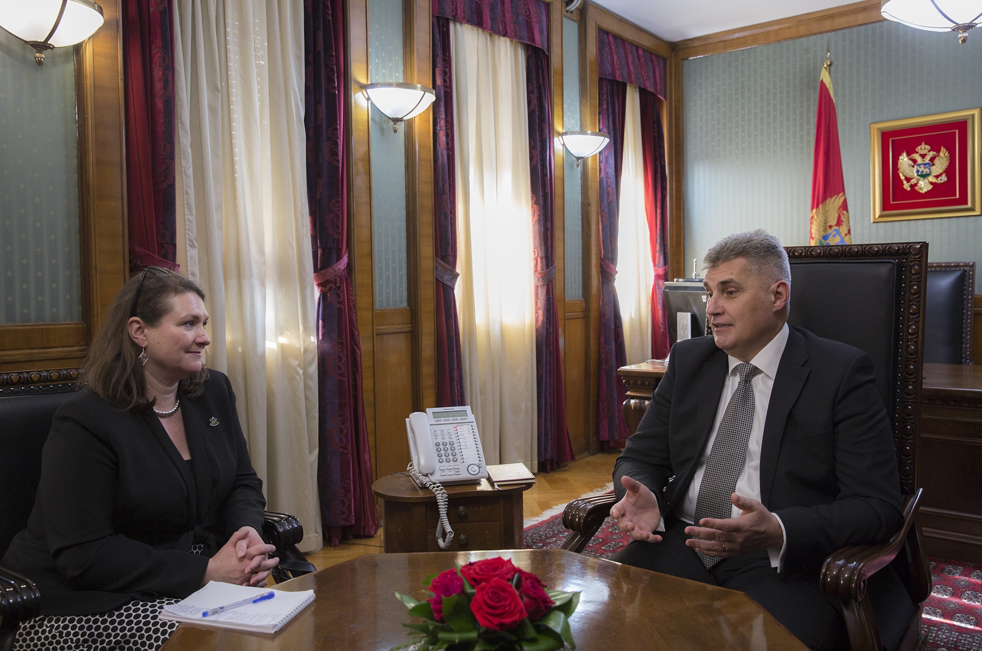 Unaprijediti odnose Crne Gore i Kanade putem intenziviranja političkih kontakata