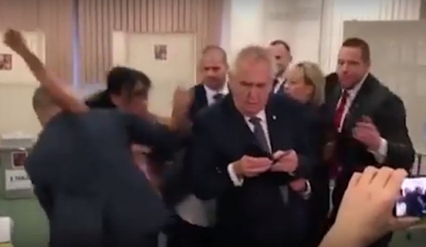 VIDEO: Polugola žena napala češkog predsjednika