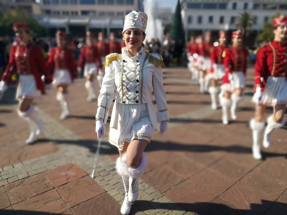VIDEO – Predivne mažoretke i miris mimoze namamile Podgoričane na Trg nezavisnosti