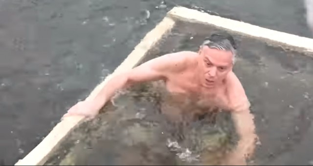 Ambasador SAD u Moskvi na Bogojavljenje ušao u ledenu vodu