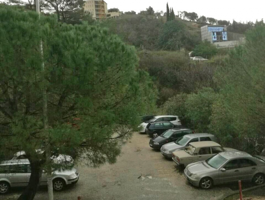 Ukradene registracije: Vozila na parkingu na Toploj na meti vandala