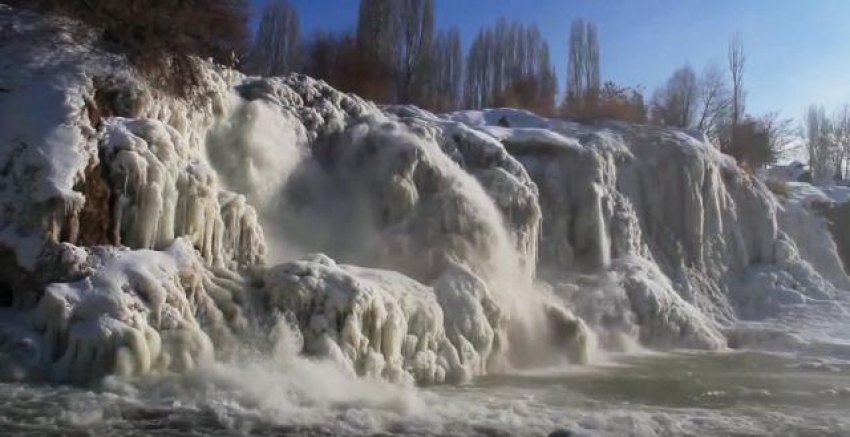 VIDEO – Nesvakidašnji prizor: Zaleđeni vodopad u Vanu