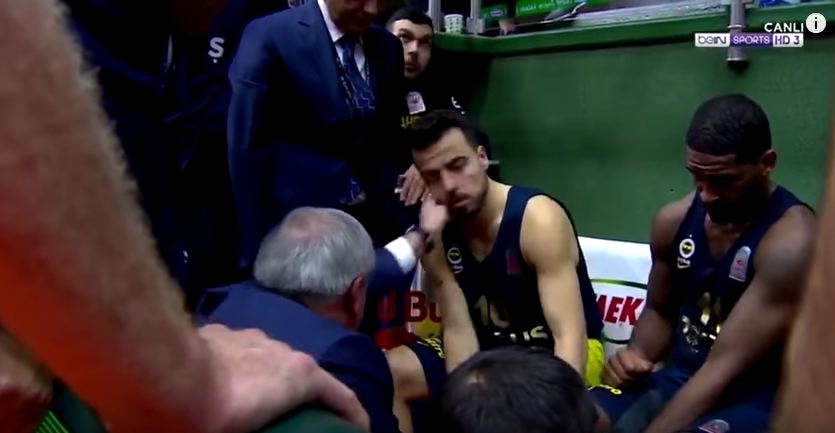 VIDEO – Obradović ošamario igrača, pa kaže: To je bila reakcija da se ekipa probudi