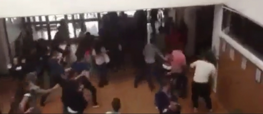 VIDEO – Ombudsman: Đaci u Tuzima napadali i profesore, demolirali kancelarije