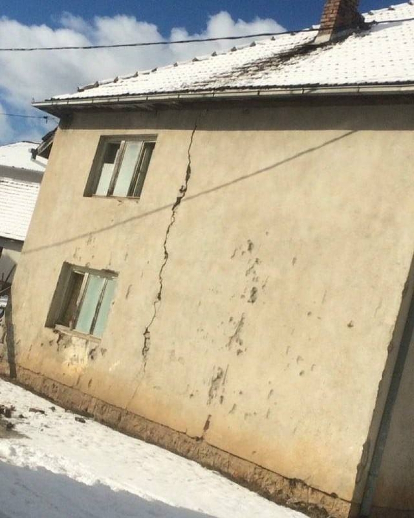 FOTO i VIDEO: Zemljotres oštetio kuće i rušio dimnjake