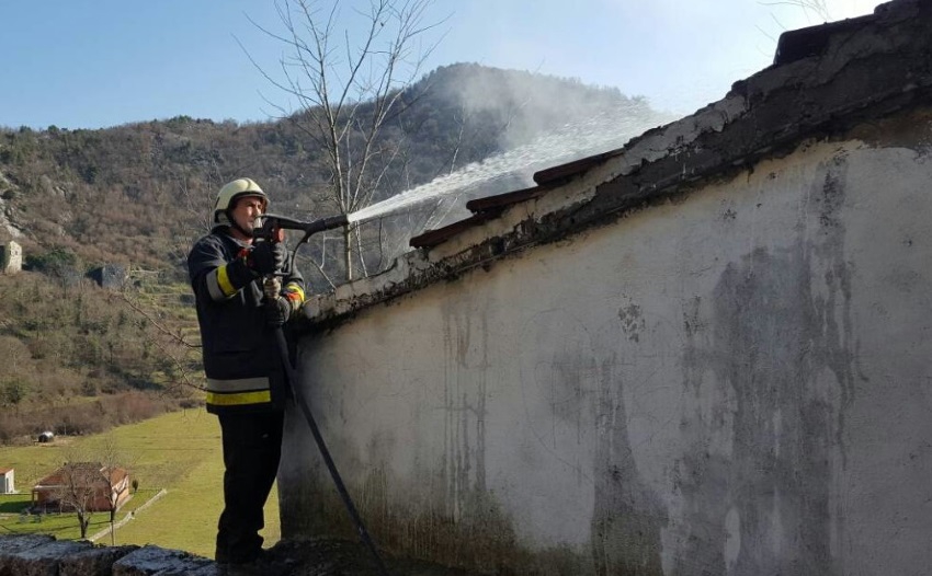 Sedmočlana familija iz Bara ostala bez krova nad glavom
