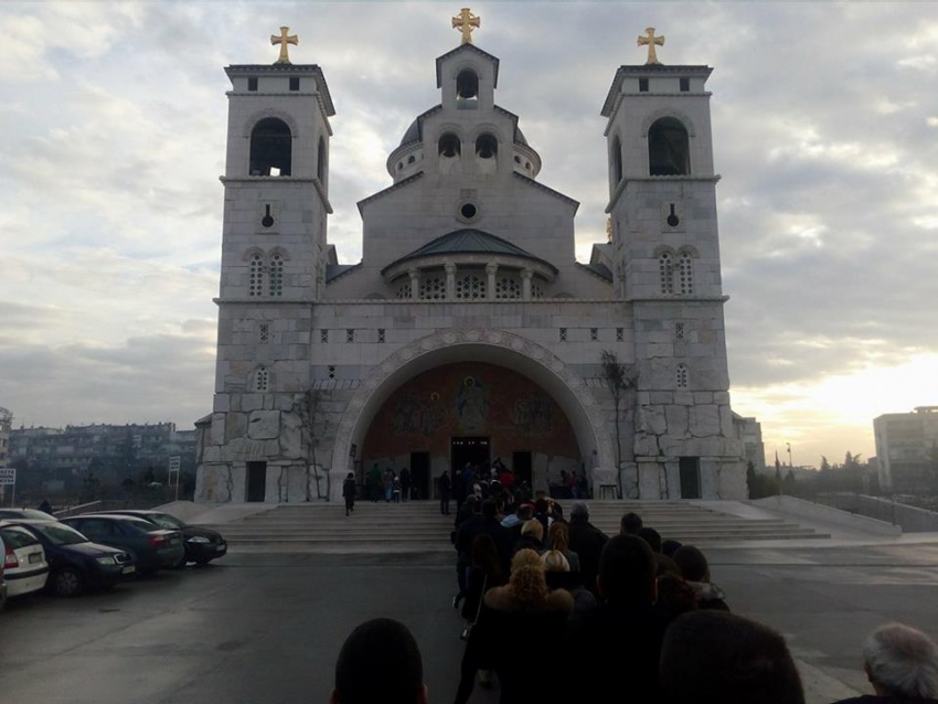 FOTO: Podgorički hram je bio mali da primi sve ljude koji su došli na pričešće