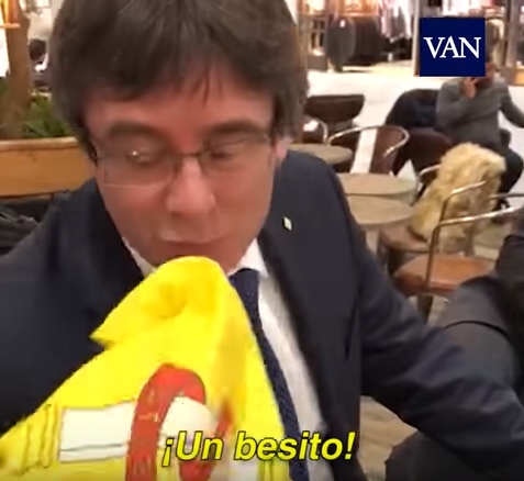 VIDEO: Pućdemon poljubio zastavu Španije
