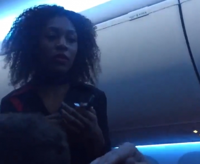 VIDEO – Influenserka izbačena iz aviona zbog “neslaganja”