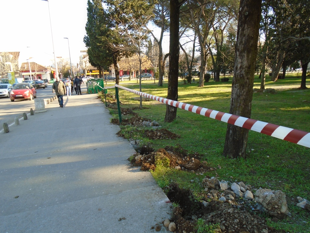 Ograda i kapija u Njegoševom parku protiv nepropisnog parkiranja