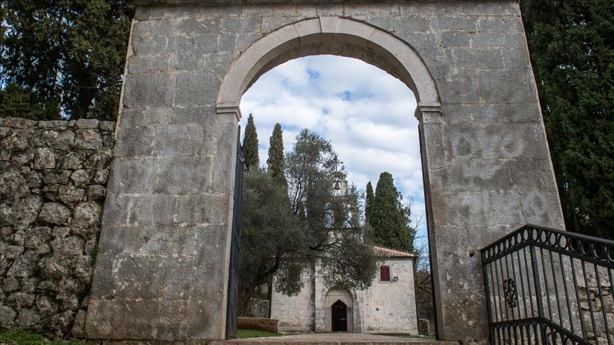 Slučajni prolaznici spasili život: Čovjek imao srčani udar i onesvijestio se kod crkve Svetog Đorđa