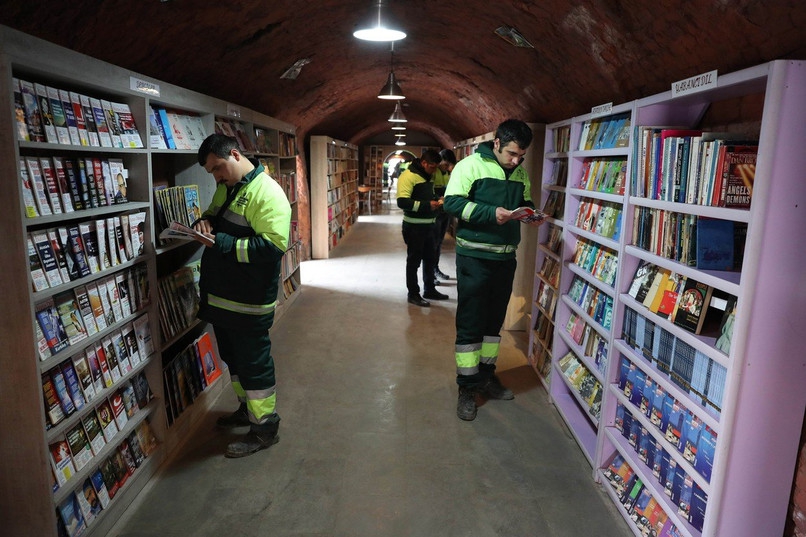 Đubretari u Turskoj skupljali bačene knjige i od njih napravili biblioteku