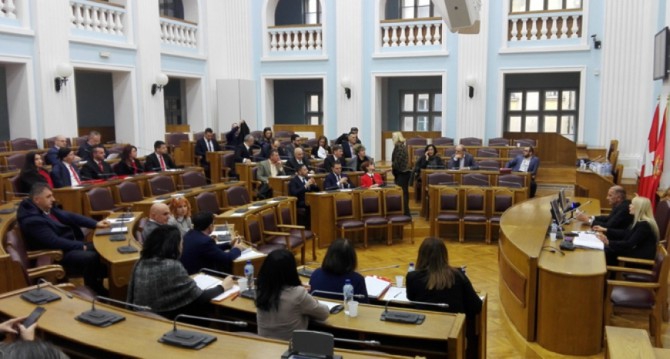Prekinuta sjednica Skupštine opštine Cetinje – Perazić: Ovo je počelo da liči na pijacu
