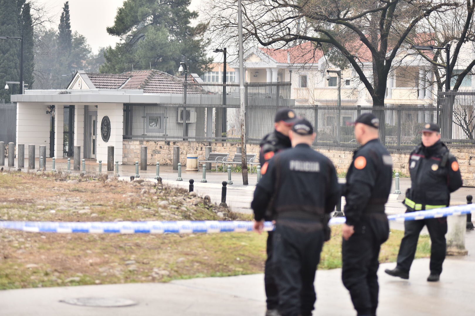 Policija: Preduzete sve aktivnosti na identifikovanju osobe koja je sinoć bacila bombu u dvorište Ambasade