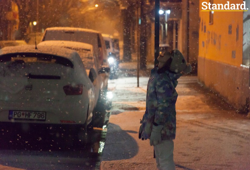 FOTO – Sniježna Podgorica noću: “Đe ćeš po ovom kijametu?”