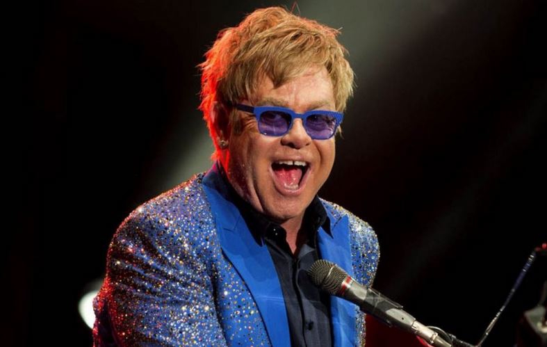 VIDEO: Elton Džon pogođen u glavu na koncertu