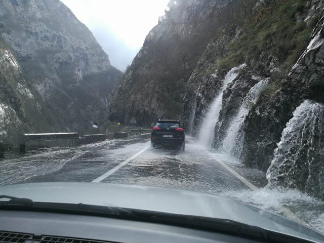 Crveni meteoalarm: Vozačima poseban oprez zbog mogućih poplava na putevima