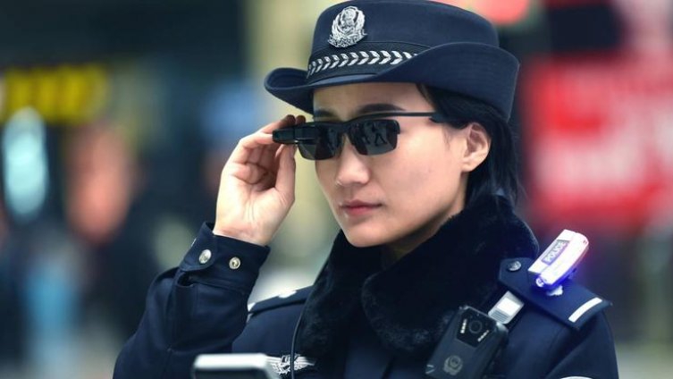 Kineska policija počela da koristi specijalne naočare za prepoznavanje lica