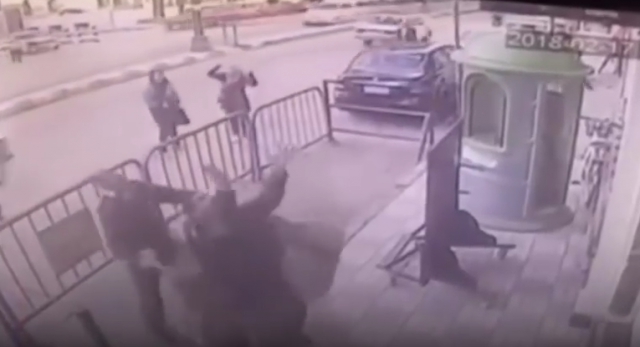 VIDEO: Dijete palo s trećeg sprata, policajci ga uhvatili