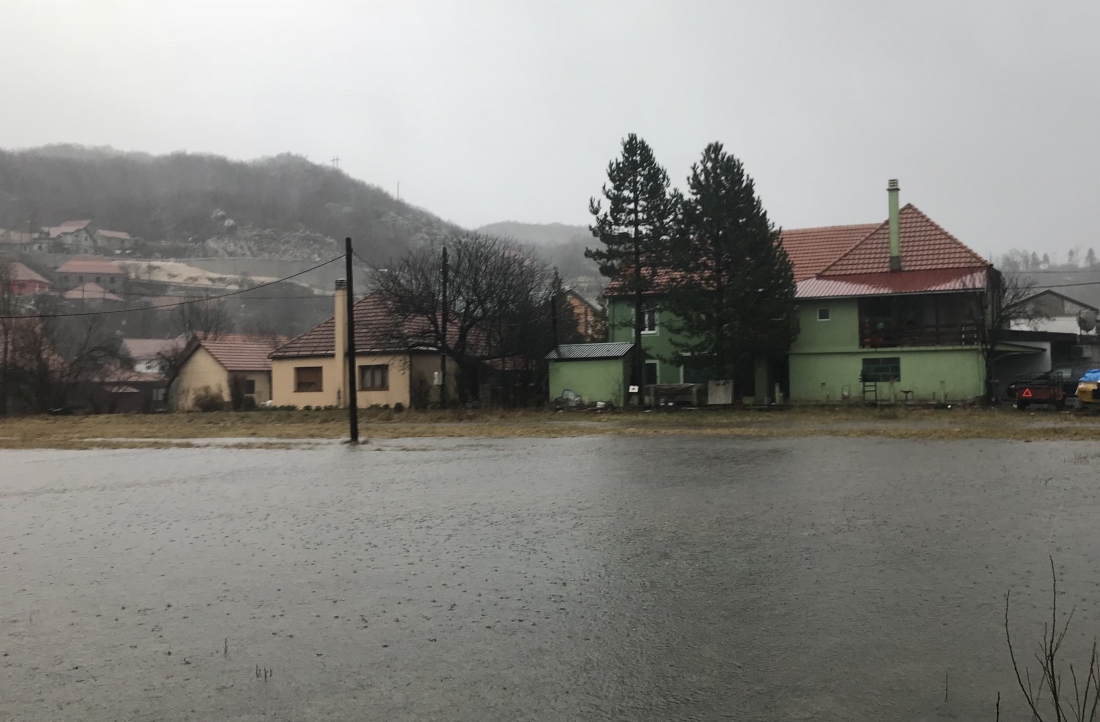 Obilne padavine na Cetinju donijele i prve probleme: Vatrogasci u pripravnosti
