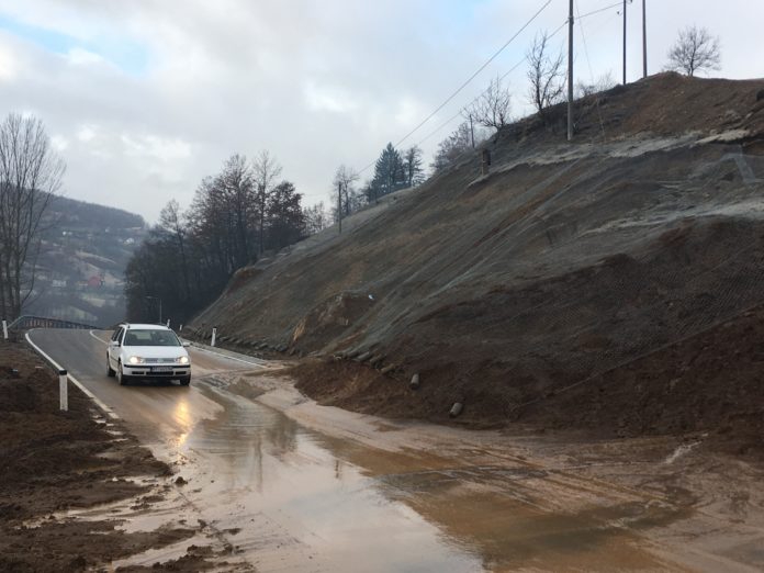 Obilna kiša dovela do novih odrona u Petnjici