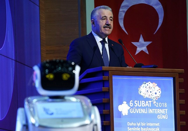 VIDEO: Robot “ušutkan” zbog prekidanja govora ministra