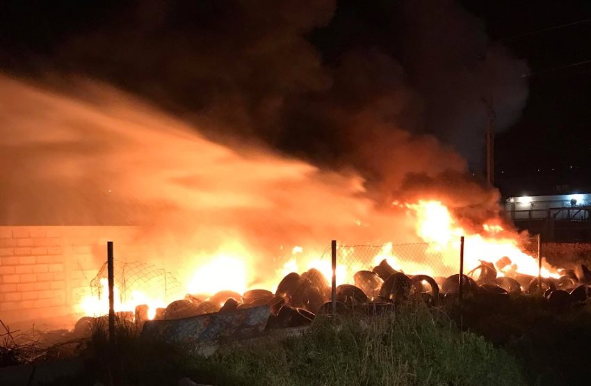 Ugašen požar u Bjelišima: Pored šina gorjelo više od 500 guma