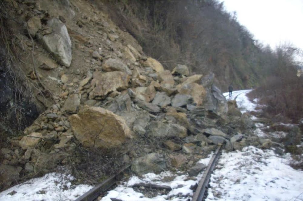 Odron u Kolašinu: Sedam kubika zemlje se sručilo na prugu