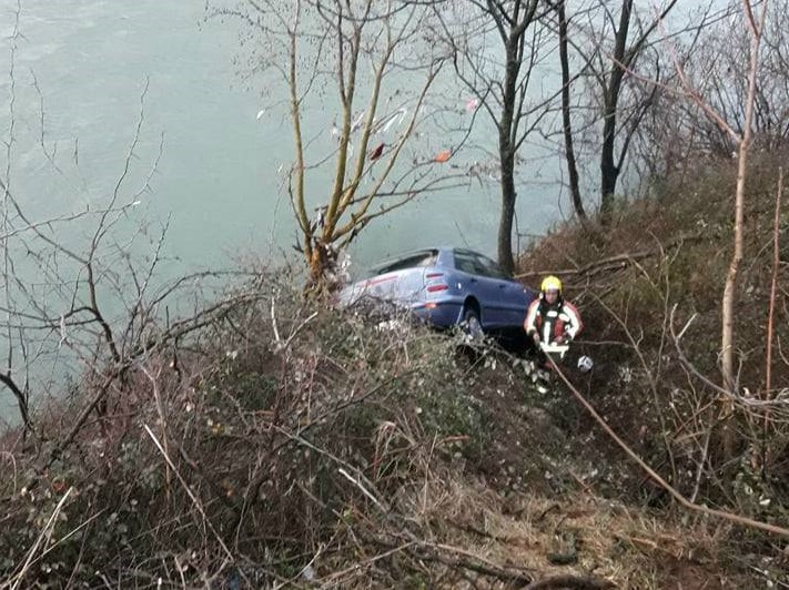 Automobil sletio na obalu Morače, u toku pretraga terena
