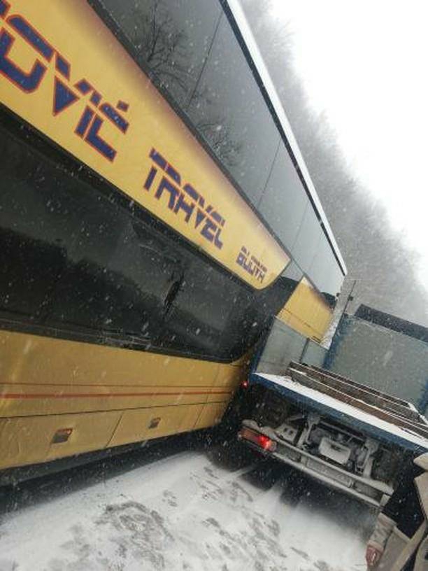 Nezgoda blizu Mojkovca: Kamion zakačio autobus u kojem su bili studenti Pravnog fakulteta