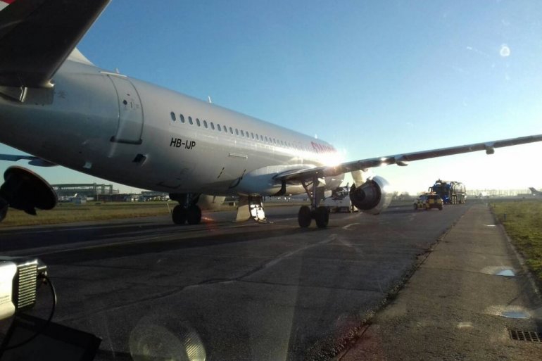 Avion prinudno sletio zbog sumnjive naprave, FBI istražuje