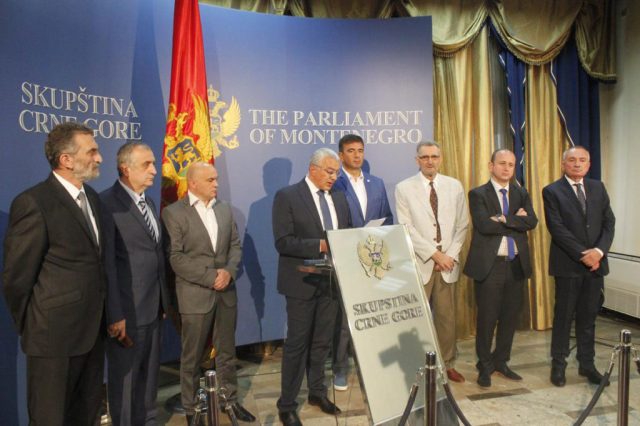 Knežević ne ide sam po poziv za robiju: S njim pod ruku Mandić, Medojević i ostali