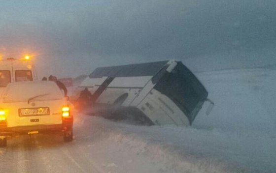 Sniježna mećava na Žabljaku: Autobus sletio s puta