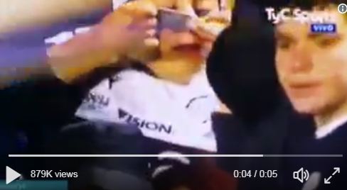VIDEO – Navijač šmrče kokain nasred tribine?!