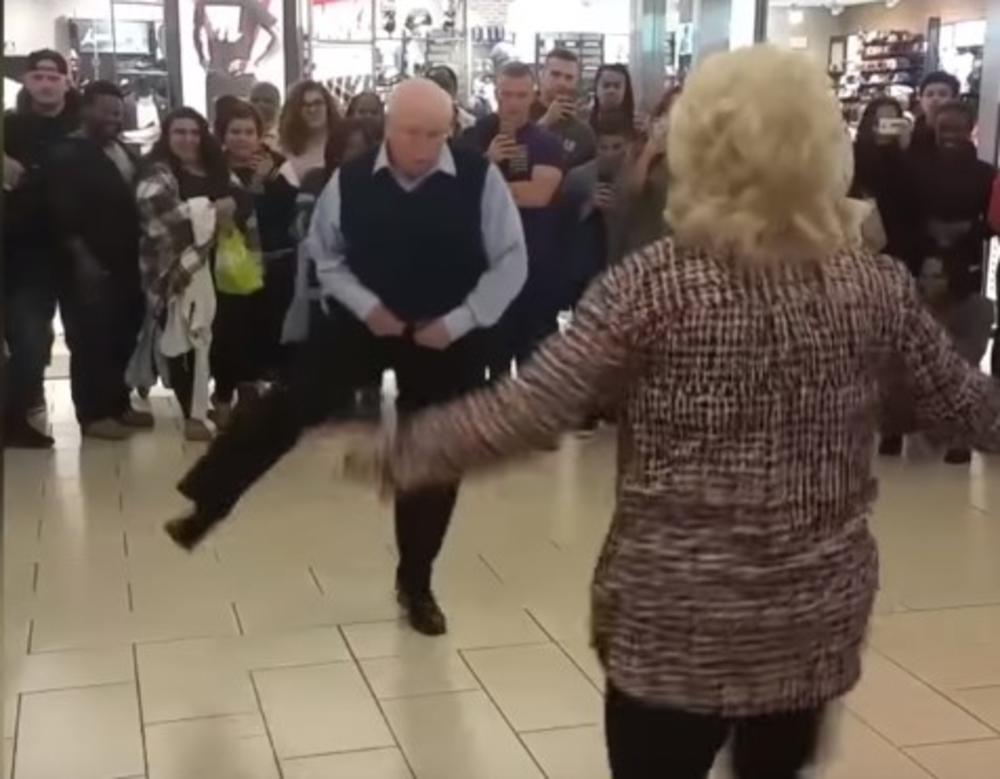 VIDEO – Baba i đed čuli muziku u tržnom centru: U sekundi napravili šou!