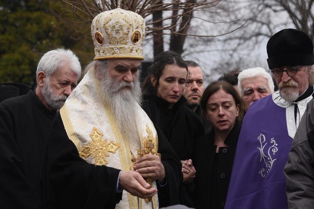 FOTO – Glogovac sahranjen: Njegov otac i Amfilohije služili opelo, povorka u suzama…
