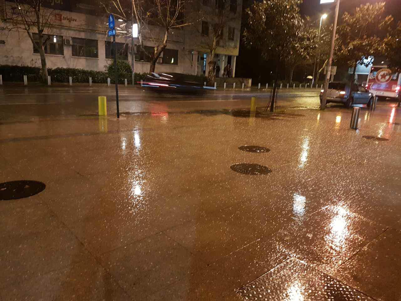U Podgorici grad, kiša i grmljavina