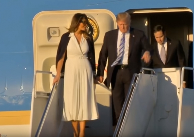 VIDEO – Melanija ne da ruku Trampu
