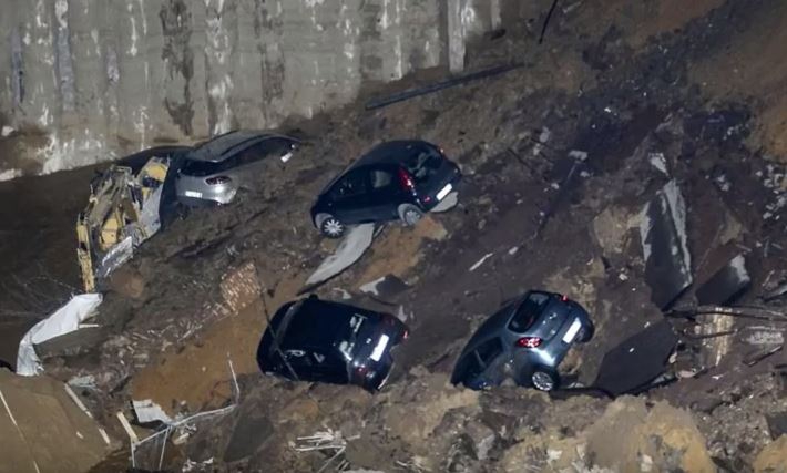 VIDEO – Evakuacija u Rimu: Otvorilo se tlo i progutalo automobile