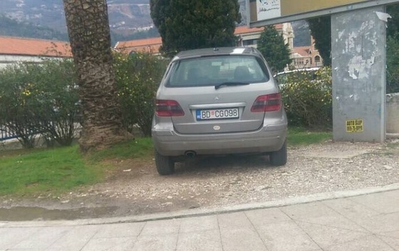 DPS medijima poslao fotografiju direktora koji se nepropisno parkirao